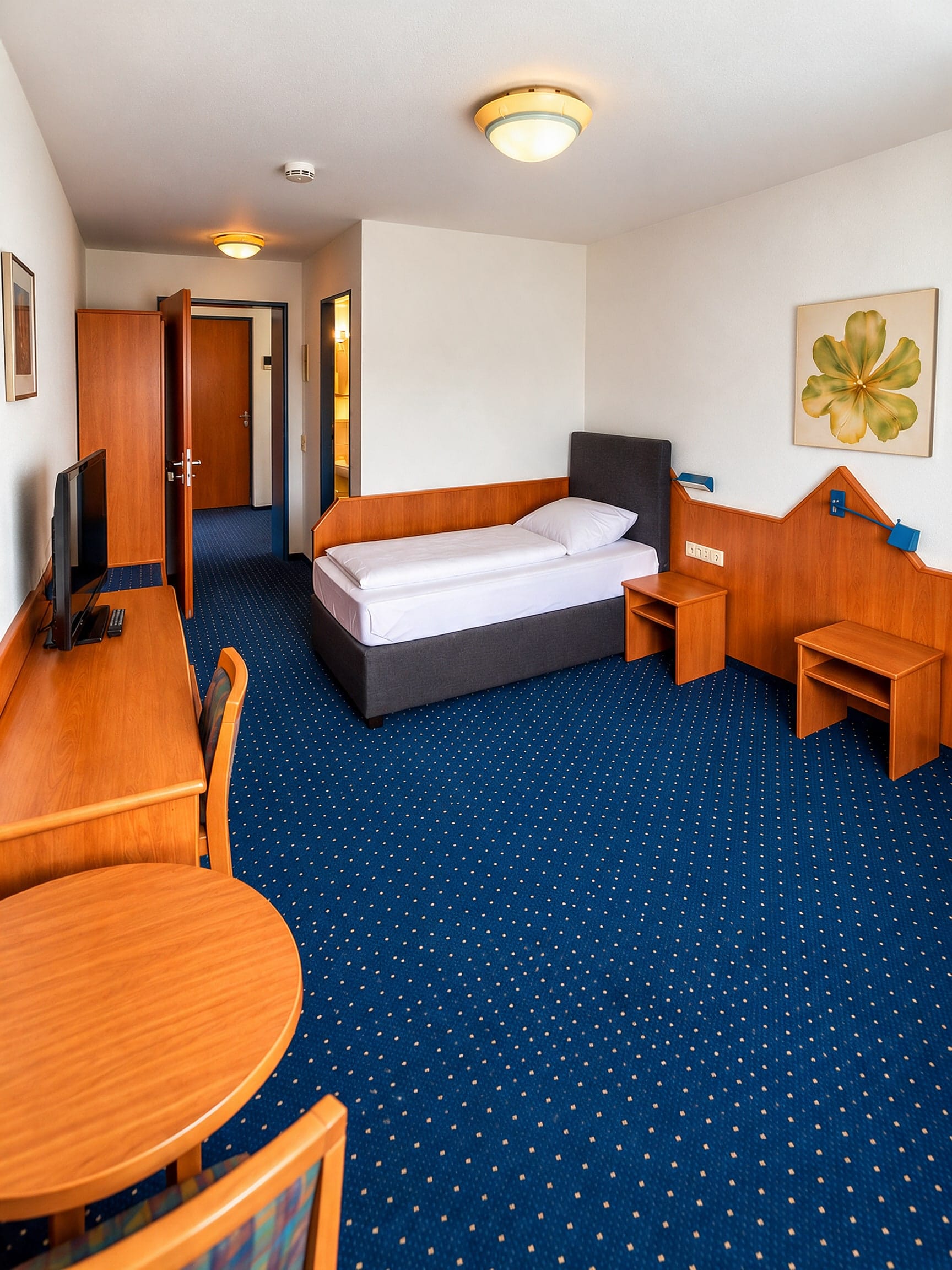 Einzelzimmer im Inteck Hotel mit Schreibtisch, Flachbildfernseher und Sitzecke